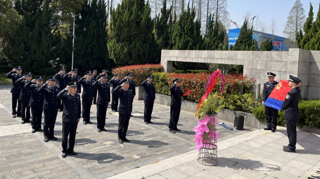 清明祭英烈 警心頌忠魂 | 南通邊檢聯(lián)合長(zhǎng)航公安開展清明祭掃活動(dòng)