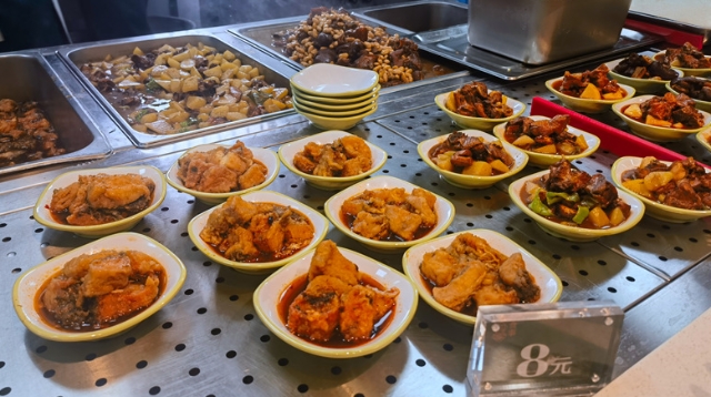 居民家門口就餐新選擇 社區(qū)食堂入駐網(wǎng)紅菜市場(chǎng)煥發(fā)民生溫度