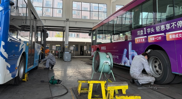 公交汽修工人：高溫下，用心做好車輛“體檢”，守護(hù)市民一路暢行