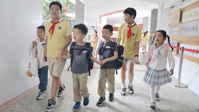 大手牽小手！高年級學(xué)子暖心護(hù)航 萌娃開啟校園生活